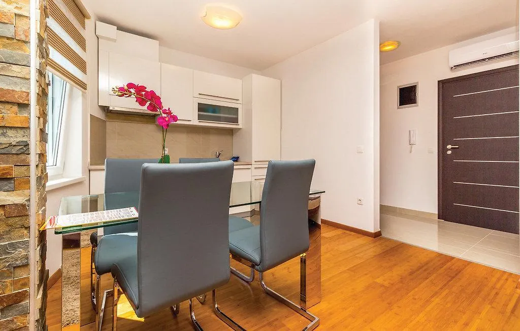 1 Bedroom Gorgeous Apartment In Selce 0*,