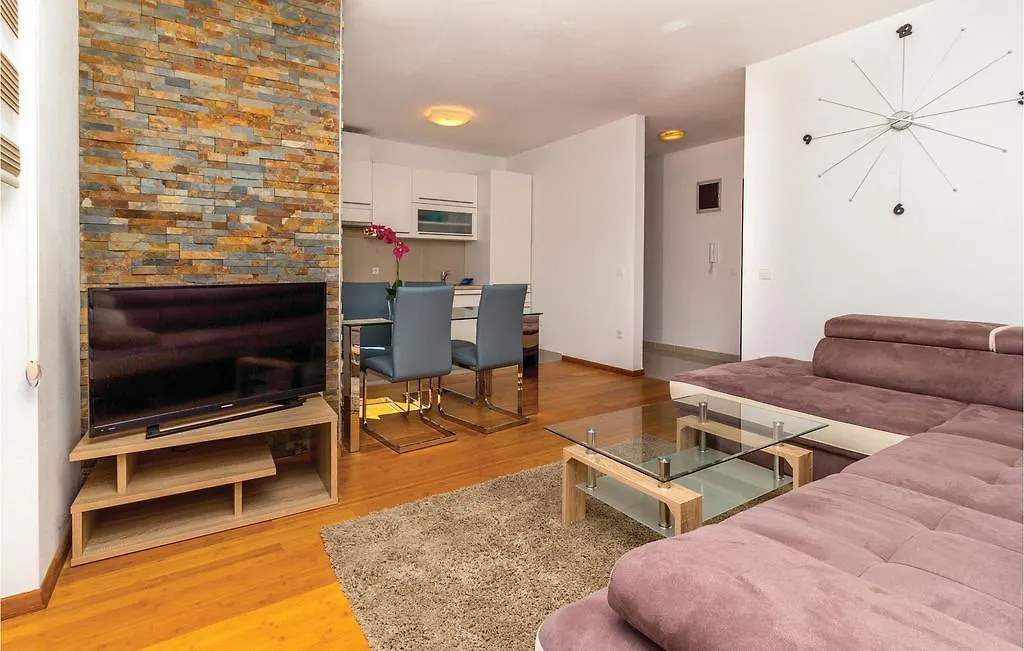 1 Bedroom Gorgeous Apartment In Selce